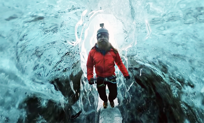 Мужчина включил камеру и вошел внутрь ледника: видео