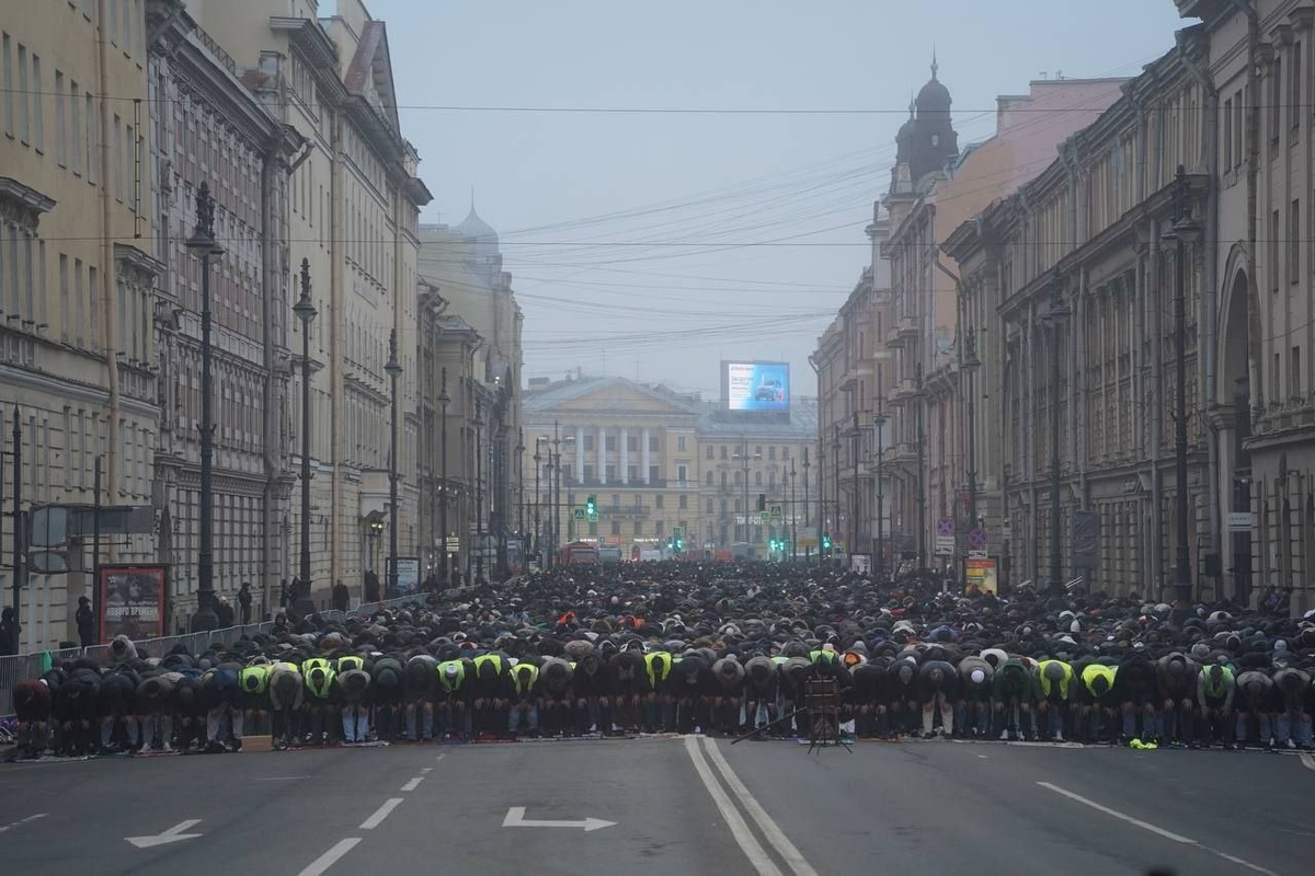 Утренний кофе с видом на море людей: неожиданная картина в центре Петербурга