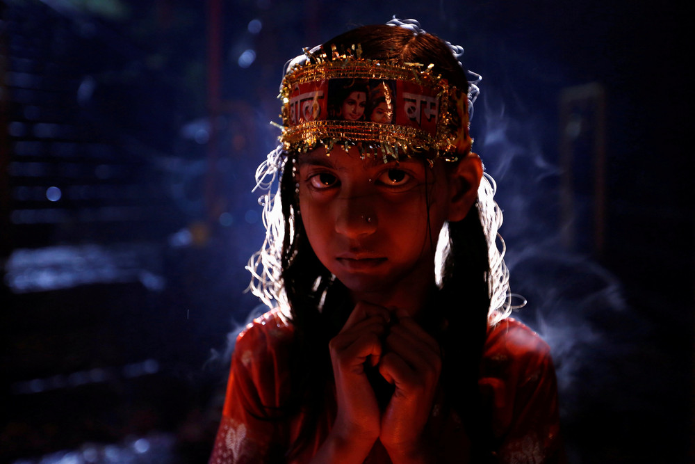 Принцесса непала. Ведьма из Непала 1986. Ученица из Непала. Принцесса Непала фото.