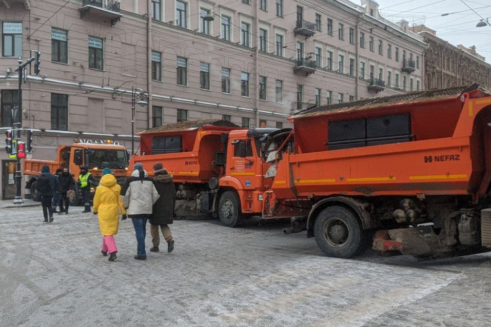 Центр Петербурга — в транспортной осаде, но в Смольном не могут объяснить почему