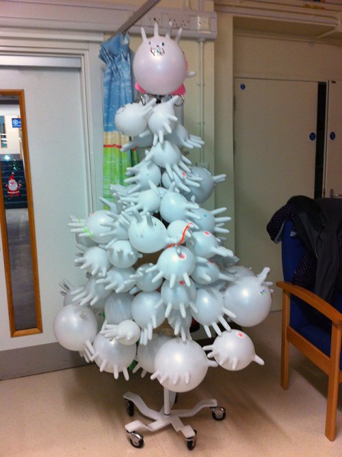 Блестящие новогодние декорации, которые можно увидеть в больницах 