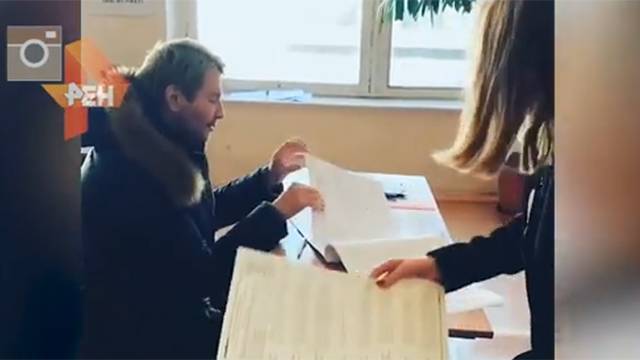 Видео: певец Николай Басков проголосовал на выборах президента РФ в Москве