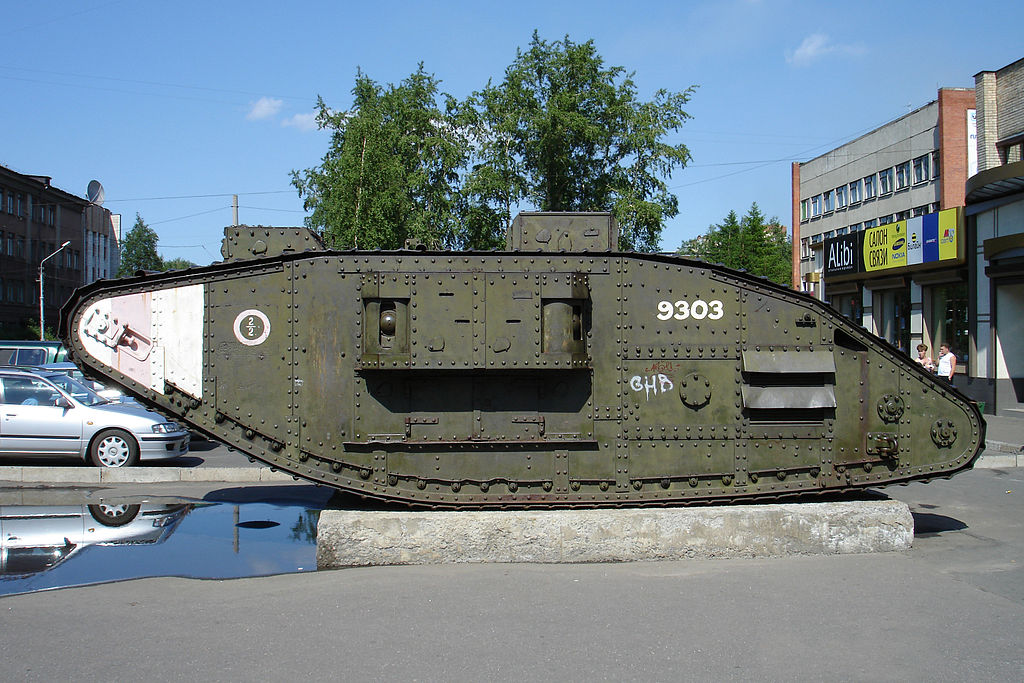 Захваченный красноармейцами британский танк Mark 5 в Архангельске