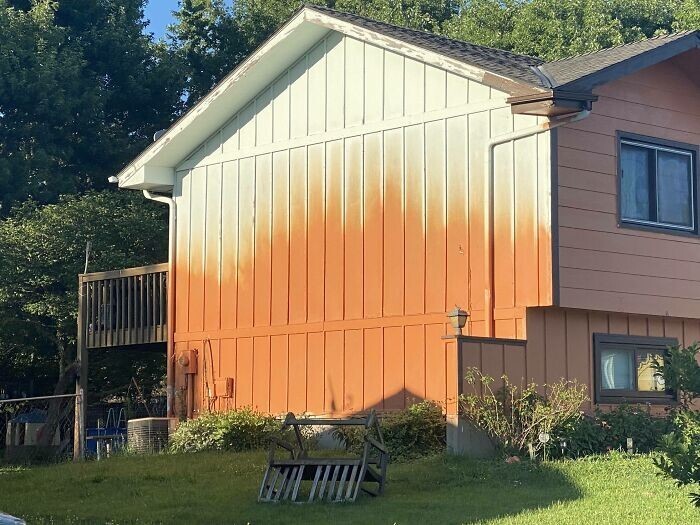 17. "Пару лет назад мой сосед решил покрасить свой дом в ярко-оранжевый цвет, но на полпути сдался"