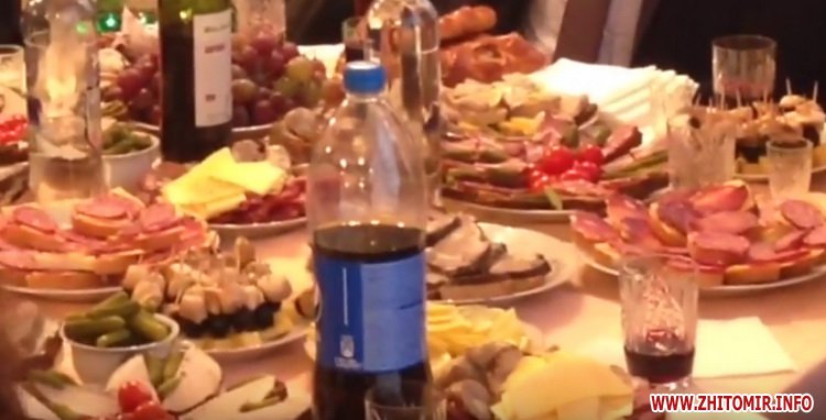 «Чиновники жрали молча, а незрячие люди чувствовали запах и просили рассказать, что там на столах» — скандал в Коростене