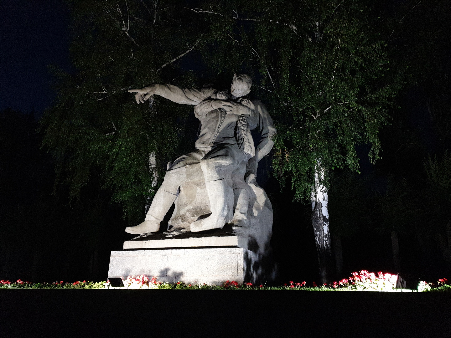 Мамаев курган ночью Мамаев курган ночью