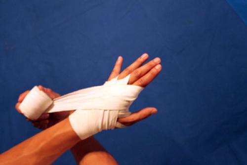 Боксерские бинты или как уберечь руки. Как правильно бинтовать руки боксерскими бинтами. Метод профессиональных боксеров. 10