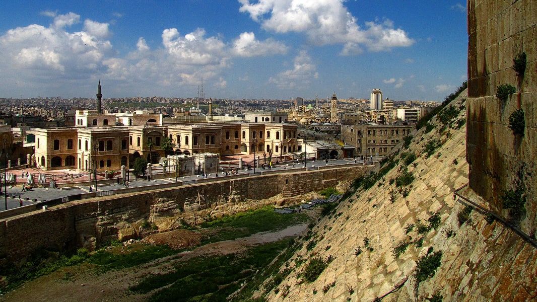 После израильского удара в аэропорту сирийского Алеппо начался пожар После израильского удара в аэропорту сирийского Алеппо начался пожар Весь мир