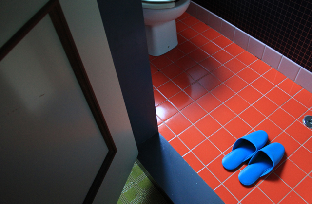 Зачем японцам отдельные тапочки для туалета