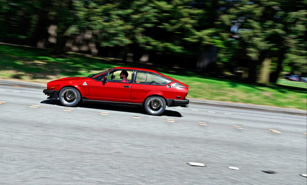 Молодожены вдвоём восстановили Alfa Romeo GTV6 