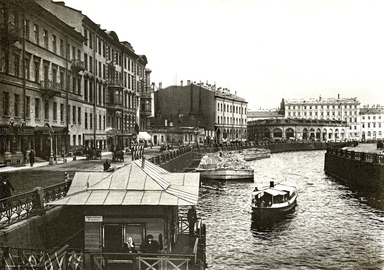 Вид с Большого Конюшенного моста на Круглый рынок. 1900 год.