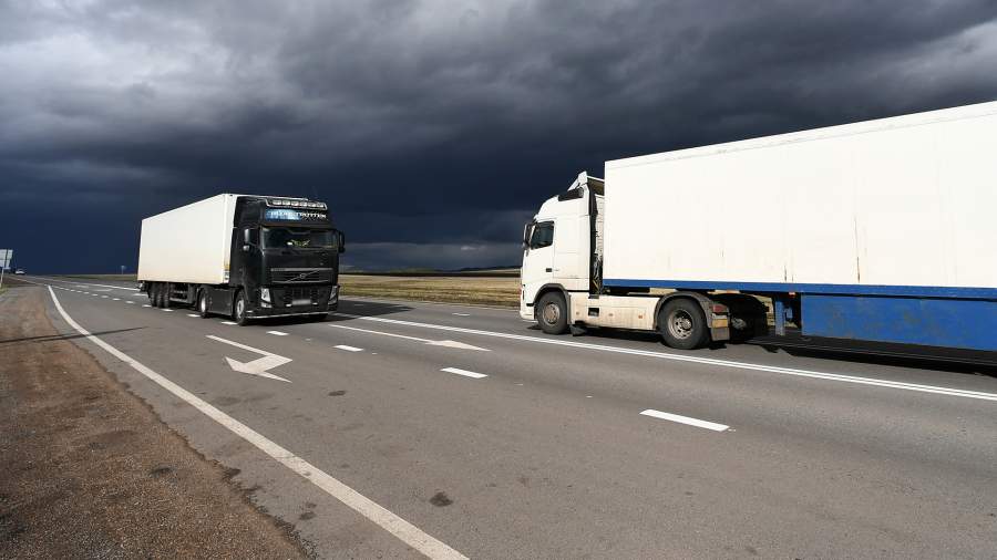 Закрутить баранку: грузовые автопарки недосчитались четверти водителей