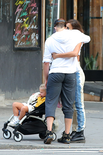 Нежная встреча: Ирина Шейк и Брэдли Купер воссоединились на прогулке с дочерью Звездные пары