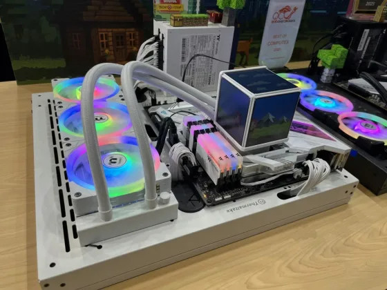 Thermaltake показала кулер для жидкого охлаждения с четырьмя экранами