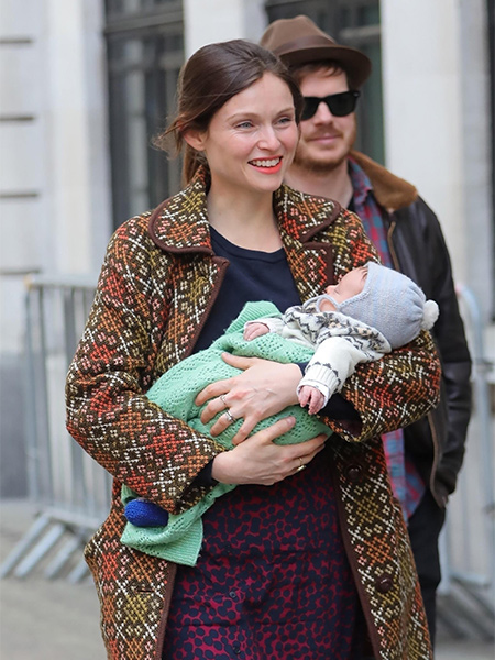 Софи Эллис-Бекстор впервые появилась на публике с новорожденным сыном Софи Эллис-Бекстор впервые появилась на публике с новорожденным сыном Дети / Дети знаменитостей