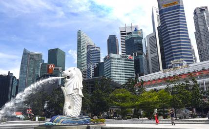 На фото: статуя Мерлиона вдоль Marina Bay в Сингапуре