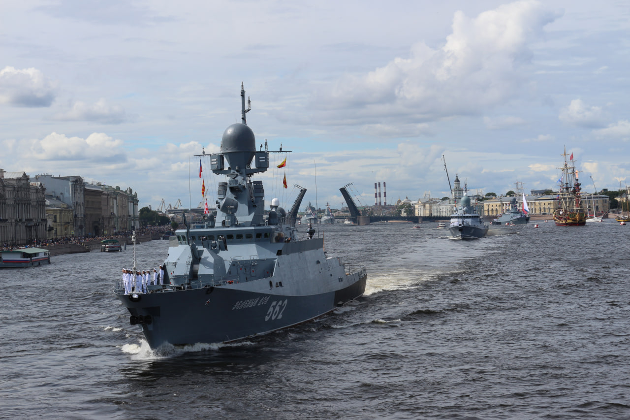 До 200 кораблей и судов примут участие в парадах на День ВМФ России