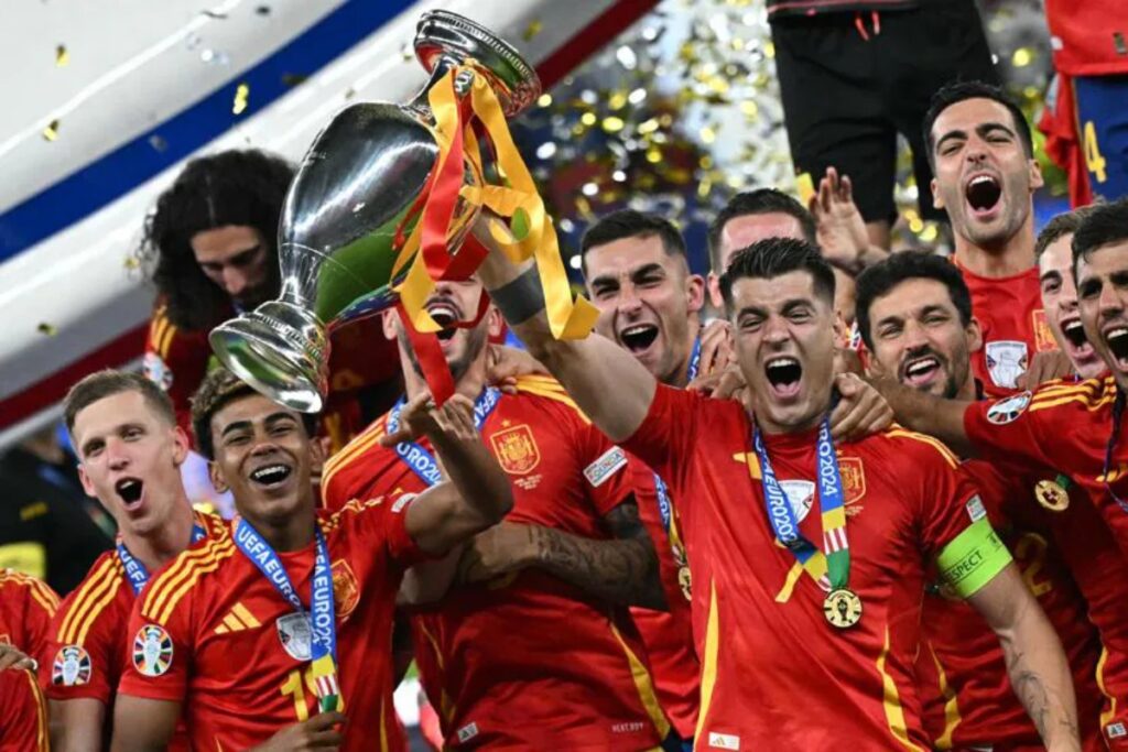 Игрокам сборной Испании подарили 150 кг помидоров в честь победы на Евро-2024