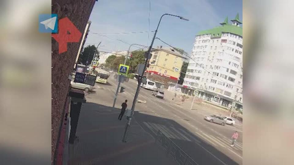 Машина "скорой помощи" попала в ДТП в Липецке, погиб один человек