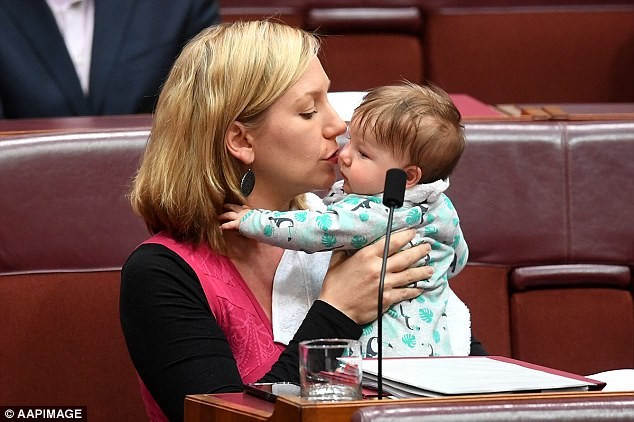 Сенатор покормила ребёнка грудью во время заседания парламента австралия, грудное вскармливание, дети, женщина, кормление грудью, парламент, сенатор, фото