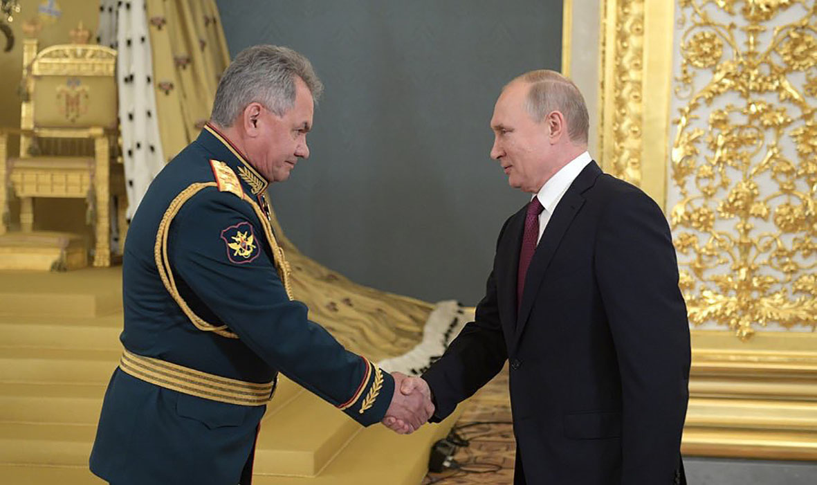 Путин награждает Шойгу