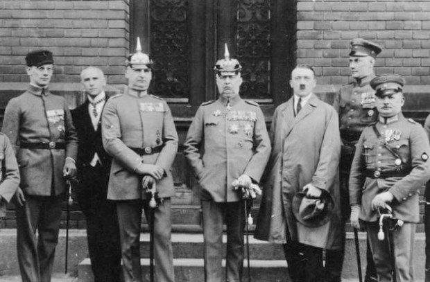 Гитлер и военные офицеры
