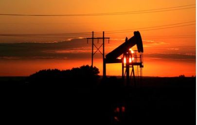 FILE PHOTO: An oil well is seen at dawn near Fort Lupton, Colorado July 12, 2006. The Denver-Julesburg basin oil field near Denver stretches from Wyoming. REUTERS/Rick Wilking/File Photo
