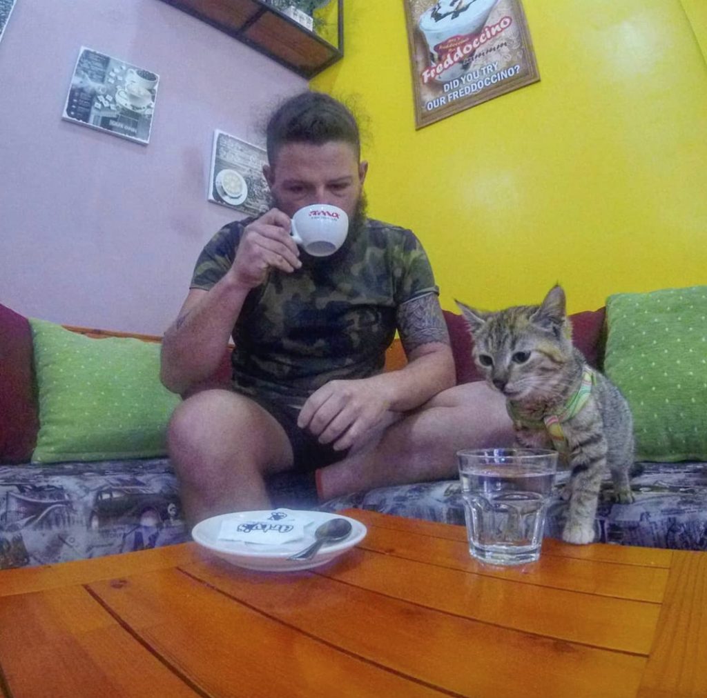 Шотландец уже год путешествует вокруг света с кошкой, которую нашел по дороге животные,кошки,отдых и туризм