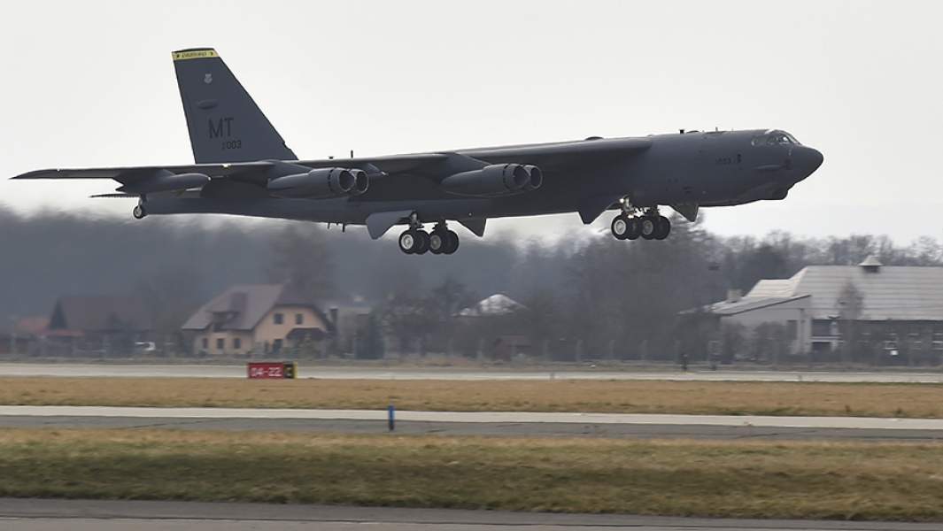 Американский стратегический бомбардировщик B-52 Stratofortress во время посадки в аэропорту Острава в Чехии