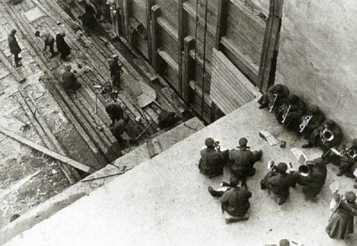 Работа под оркестр. СССР, Беломорканал, 1933 год. Работа под оркестр. СССР, Беломорканал, 1933 год.
