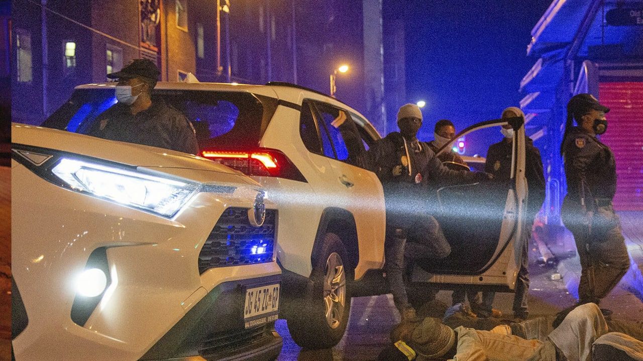 Полиция ЮАР обнаружила 19 трупов в шахте на севере страны