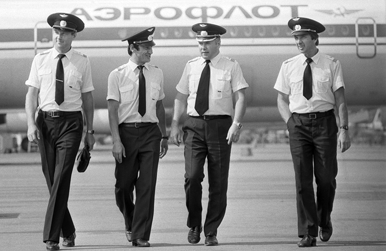 На фото: один из лучших экипажей подразделения "Ил-86" ЦУ МВС "Аэрофлота" (справа налево): бортинженер В.В. Пианков, командир воздушного судна В.Ф. Ревякин, штурман А.П. Семигран и второй пилот Г.А. Киселев, 1972