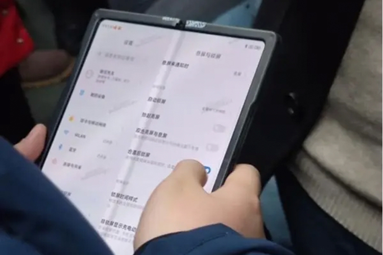 Складной смартфон Xiaomi попал на фото — возможно, это Mi Mix 4 новости,смартфон,статья