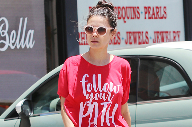 Мила Кунис в футболке с призывом "следовать своему пути" на прогулке в Лос-Анджделесе