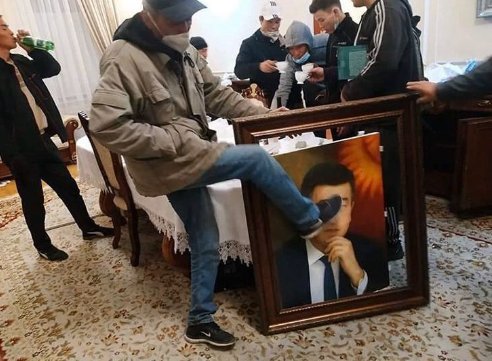 В Бишкеке захватили здание правительства Киргизии В Бишкеке захватили здание правительства Киргизии