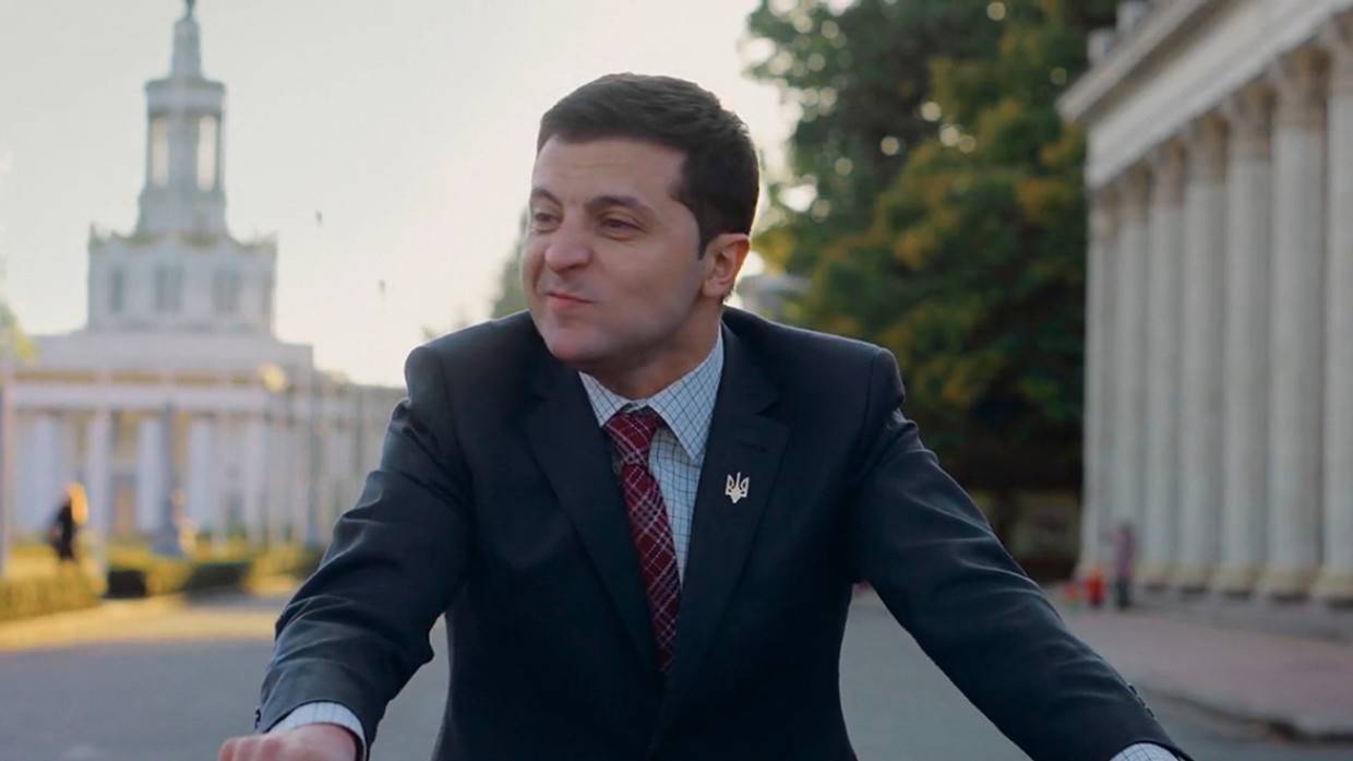 Офис Зеленского выпустил ролик с президентом, который аплодирует сам себе Политика