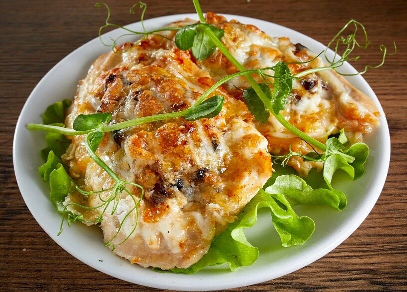 Мясо по-французски под белым соусом с грибами;