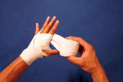 Боксерские бинты или как уберечь руки. Как правильно бинтовать руки боксерскими бинтами. Метод профессиональных боксеров. 06