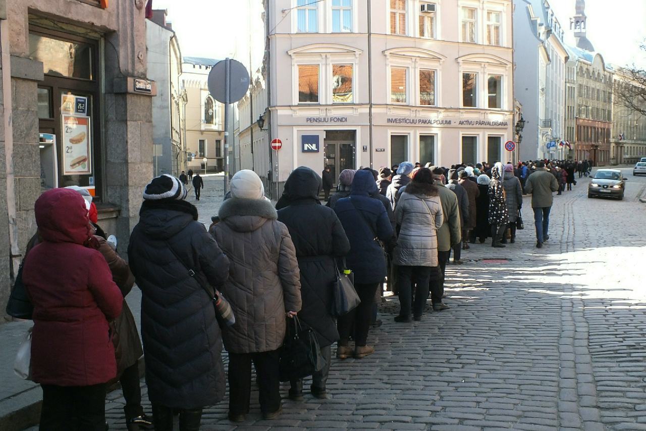 Уступают в очереди. Очередь в поликлинике. Очередь в поликлинику Самара. Очередь на улице. Выборы в Латвии.