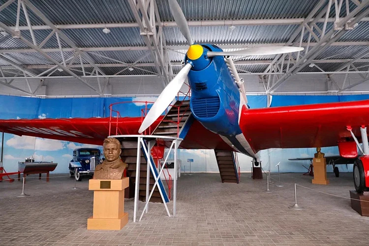 Рядом с музеем построен ангар для самолетов, связанных с Чкаловым. Есть здесь и тот самый Ант-25, на котором летчик совершил полет над Северным полюсом.