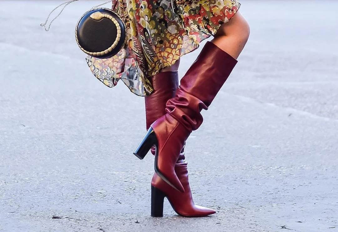 Одевает сапоги на каблуке. Сапоги на шпильке. Ботфорты stuart weitzman highland. Образы с коричневыми сапогами. Одевает сапоги на каблуке.