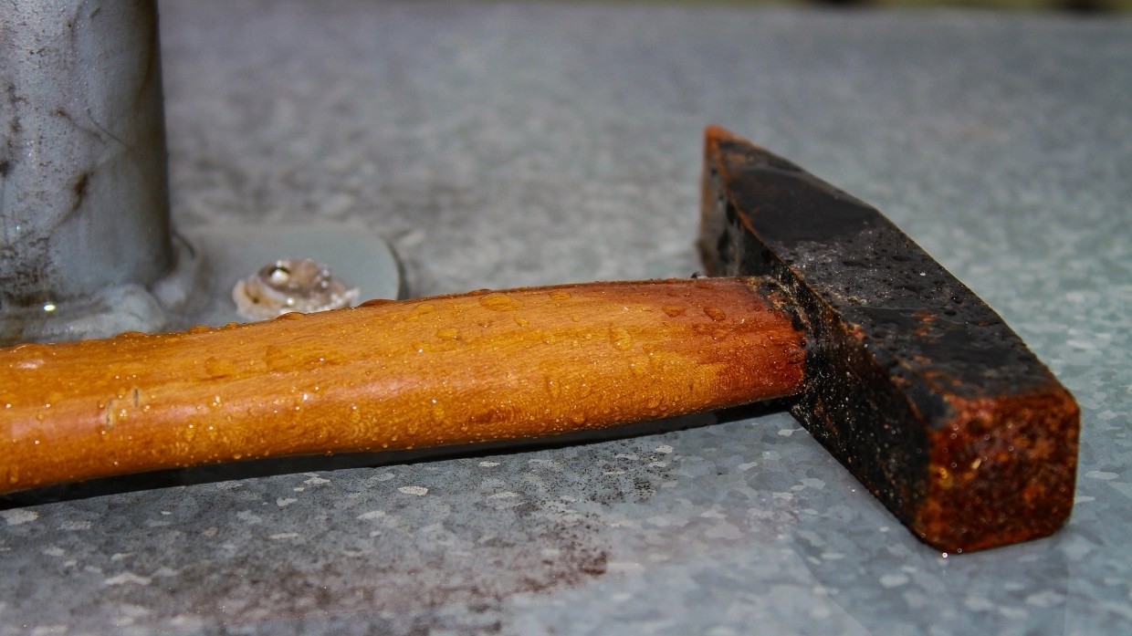 Пьяный житель Красноярского края раскроил молотком череп гостю своей подруги