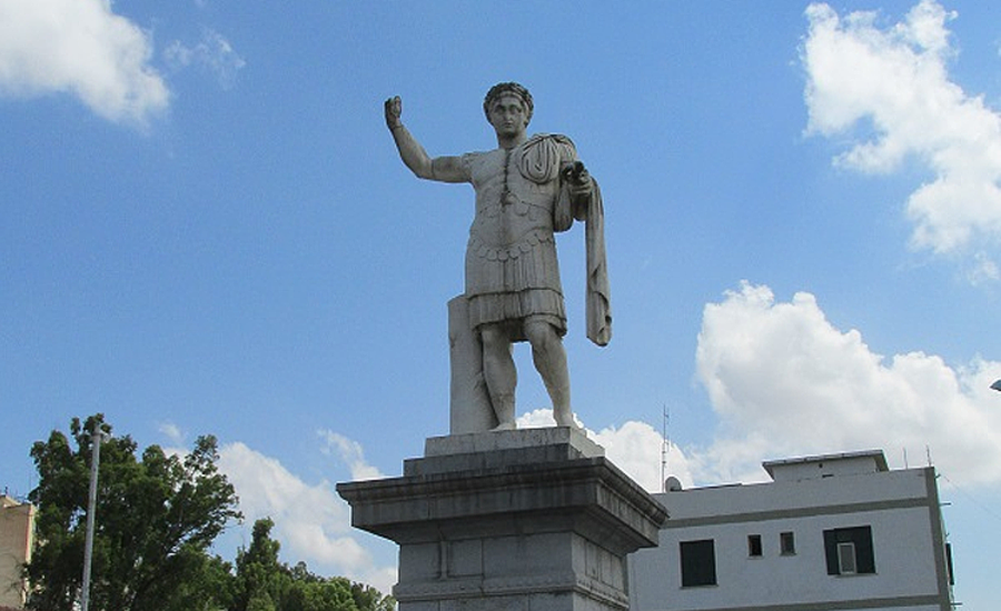 Памятник Константину Великому, возродившему город Константина - поставлен, кстати, французами