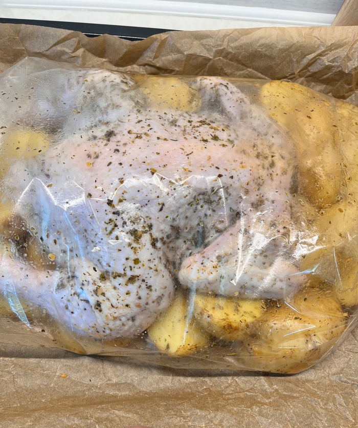 Пряная курочка с молодым картофелем в рукаве блюда из курицы