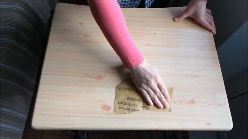 Мастерица покрасила стол и сделала невероятный узор с помощью самых простых материалов 