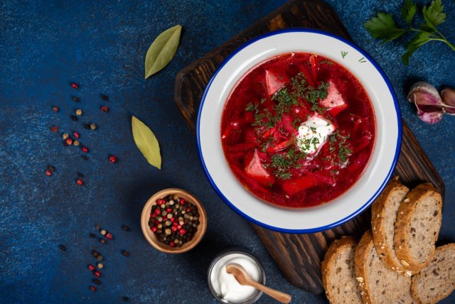 Летние щи: с капустой, с крапивой, со щавелем и другими вкусностями Летние щи: с капустой, с крапивой, со щавелем и другими вкусностями промойте, нарежьте, минут, добавьте, мелко, затем, специи, хорошо, бульон, зелень, очистите, морковь, Варите, влейте, массу, shutterstockcom, снимите, кипения, сковороду, можно