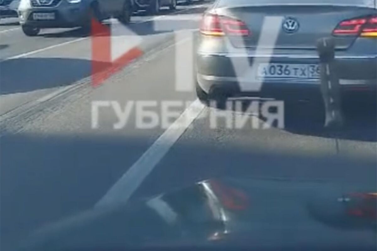 В Воронеже мужчина вонзил нож в капот автомобиля глухонемого водителя