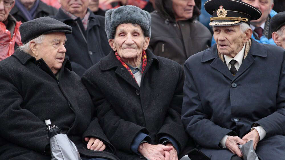 Российские солдаты пришли с цветами и подарками к детям войны в Харьковской области