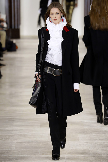 Модель в черном пальто ниже колен от Ralph Lauren - модные пальто осень 2016, зима 2017