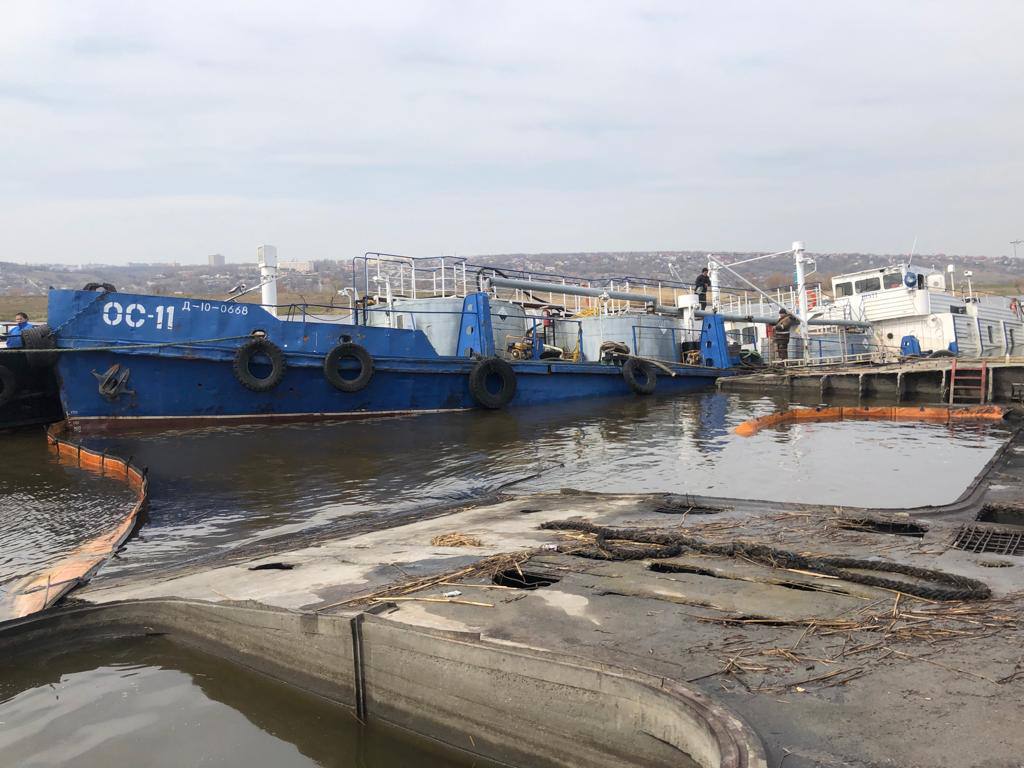 Нефть ростов. В Аксае затонуло судно. Судно Аксай. Река Аксай судно. Аксай судно танкер.